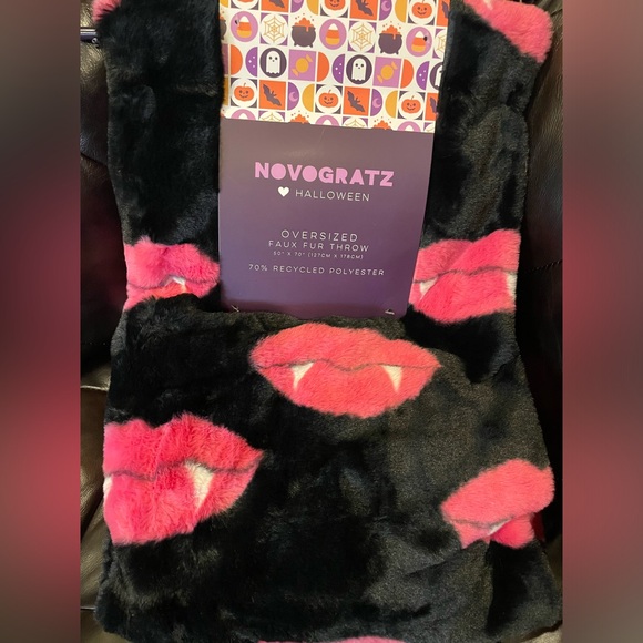 NOVOGRATZ NWT Vampire Lips Oversized Faux Fur Throw - Picture 8 of 8
